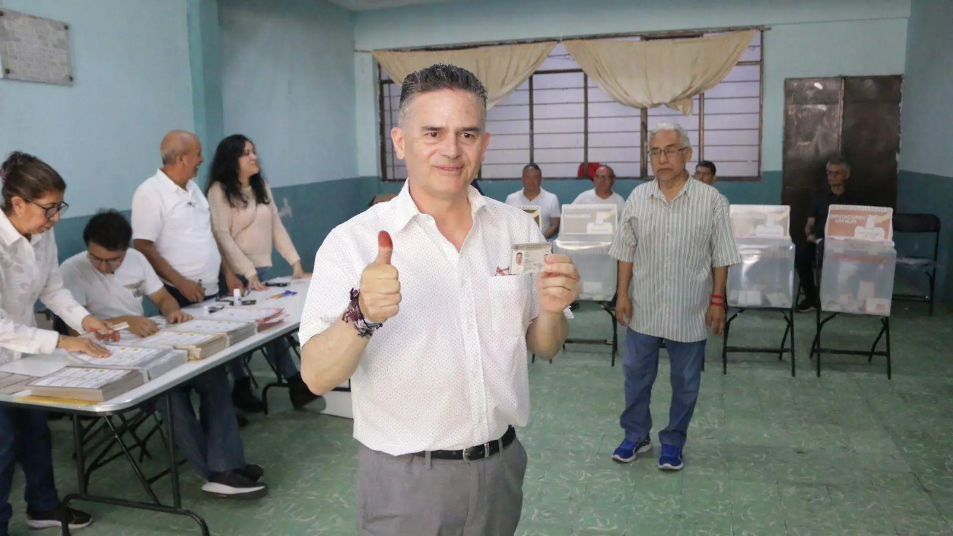 Candidatos a Diputados Locales emiten su voto 